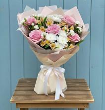 Букет цветов из:  Гвоздики, Орхидеи и Розы в Синьково