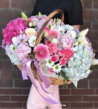 Композиция солнечный день в Синьково Цветочная композиция из Розы, Хризантемы, Пионы и Лизиантусы в корзине в Синьково