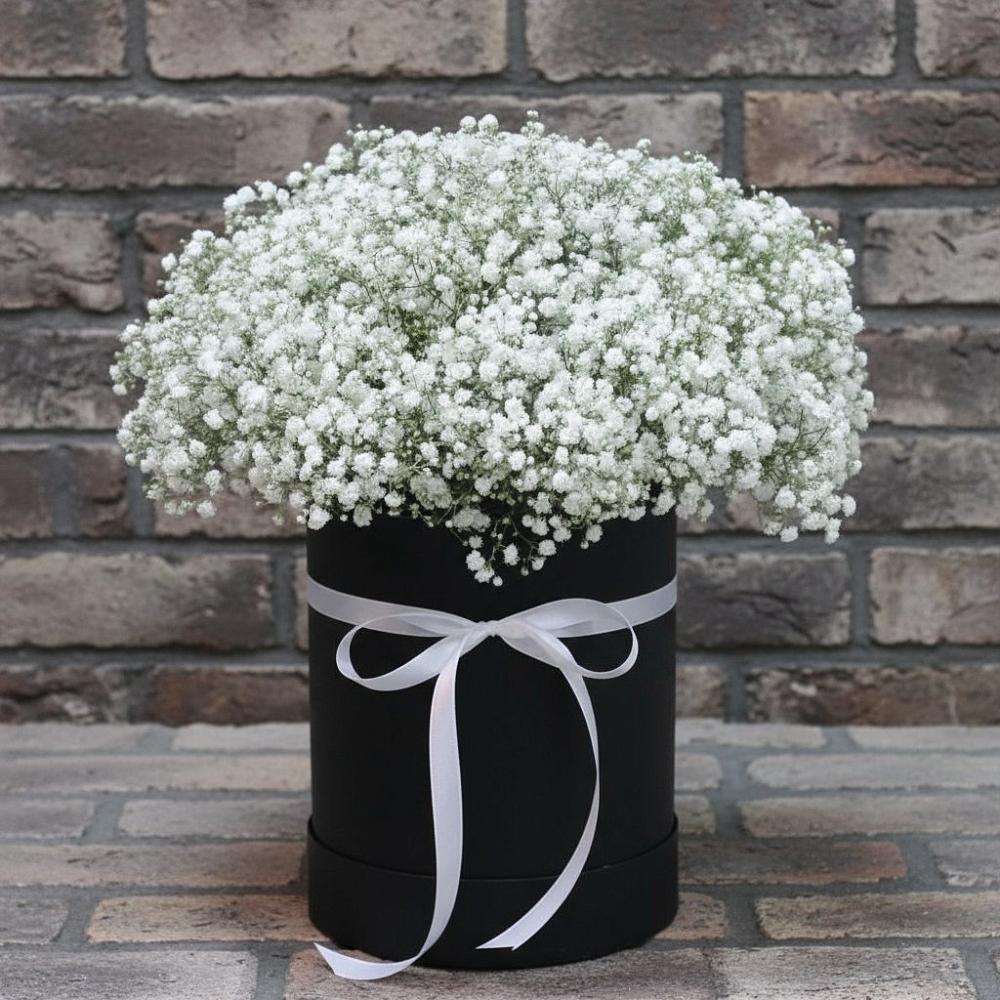 Цветочная композиция из Гипсофила в шляпной коробке в Синьково