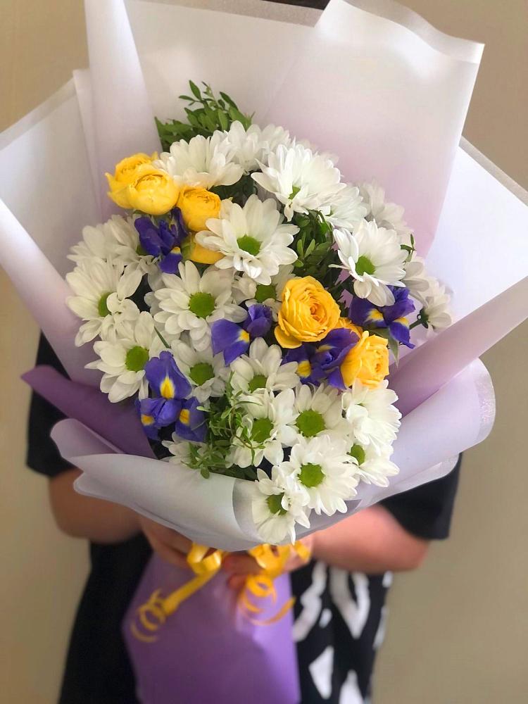 Букет цветов из: Ирисы, Хризантемы и Розы в Синьково