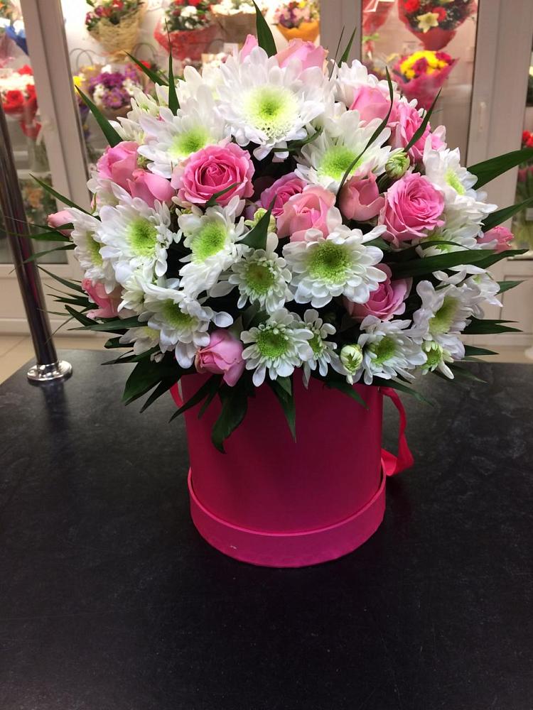 Цветочная композиция из Розы и Хризантемы в шляпной коробке в Синьково