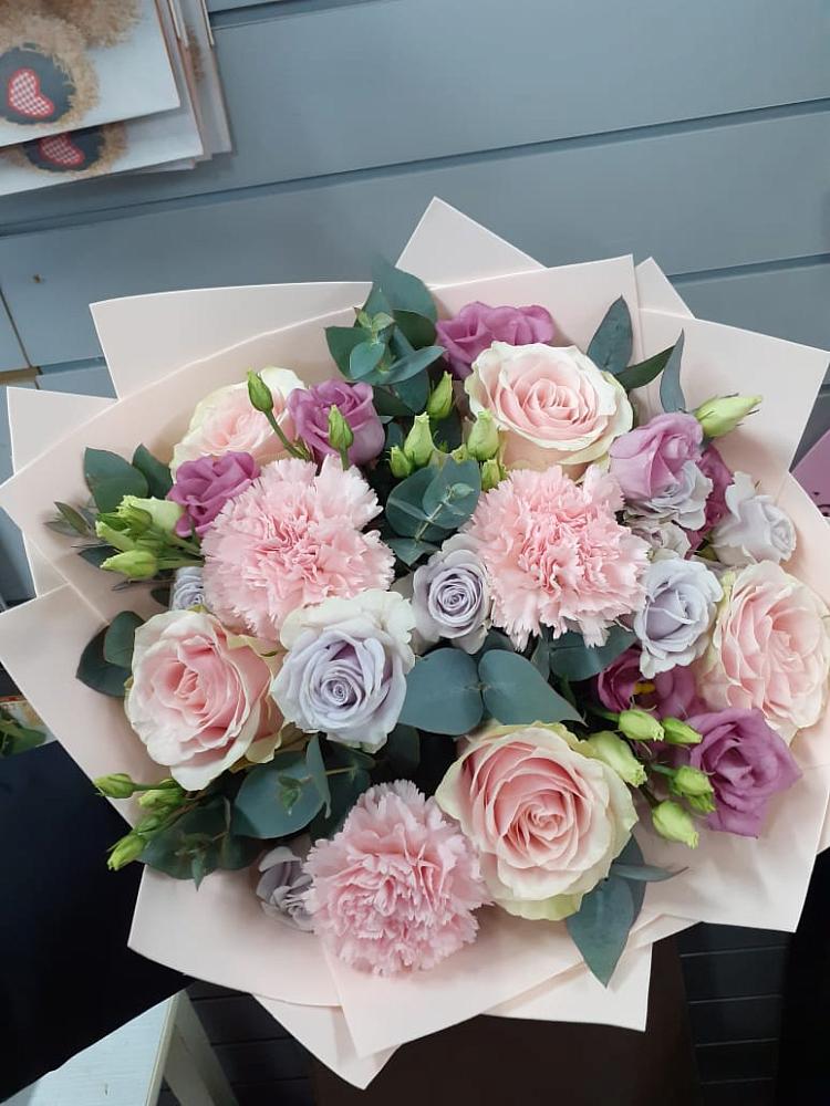 Букет цветов из: Розы, Гвоздики и Лизиантусы в Синьково